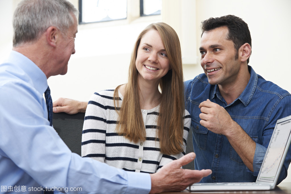 資本投資咨詢 夫婦與財(cái)務(wù)顧問(wèn)的辦公室對(duì)話